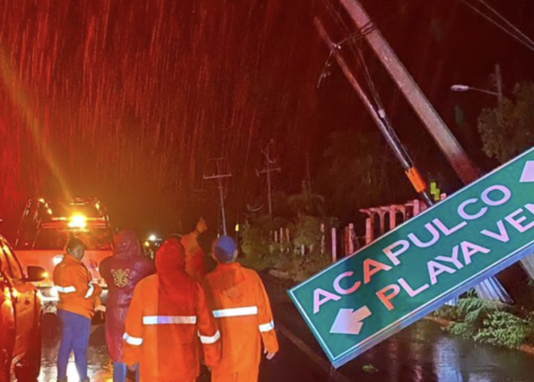 Deja huracán John 2 muertos y destrozos en 10 municipios de Guerrero