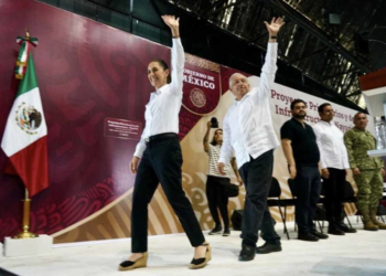 Protestan contra reforma judicial en evento de AMLO en Nayarit