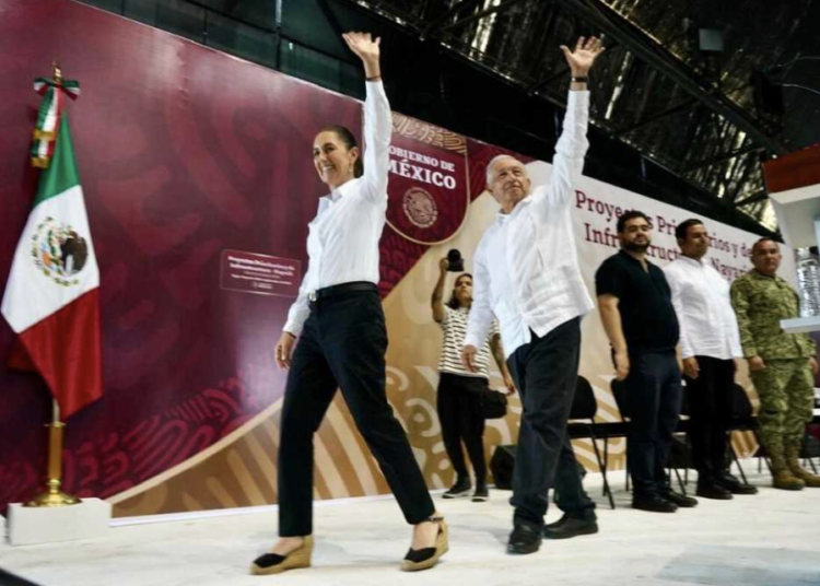 Protestan contra reforma judicial en evento de AMLO en Nayarit