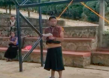 Retienen y visten de mujer al presidente municipal de Aldama en Chiapas