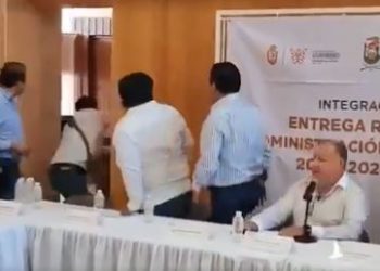 Captan pelea entre escoltas de los alcaldes entrante y saliente de Iguala