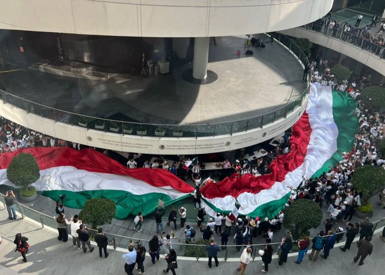 Al grito de ¡traidores, traidores! manifestantes ingresan al Senado e irrumpen sesión