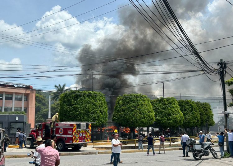 Normalistas queman autos y vandalizan Congreso de Guerrero