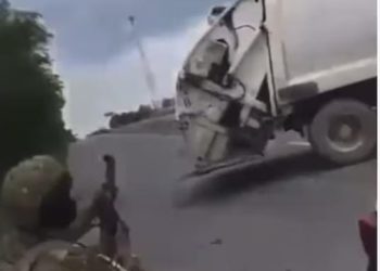 Ataque armado contra patrullas municipales provoca caos vial en Carretera Nacional de Nuevo León