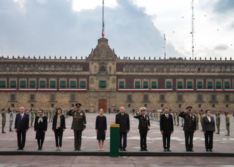 López Obrador iza bandera a media asta por víctimas de sismos