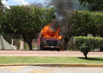 Normalistas de Ayotzinapa arrojan explosivos a cuartel militar en Iguala, Guerrero