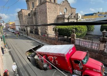 Socavón se traga una camioneta con una familia completa y un camión en Irapuato