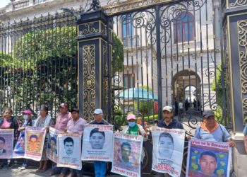 Protestan en Gobernación en el marco de los 10 años de la desaparición de los 43 normalistas de Ayotzinapa