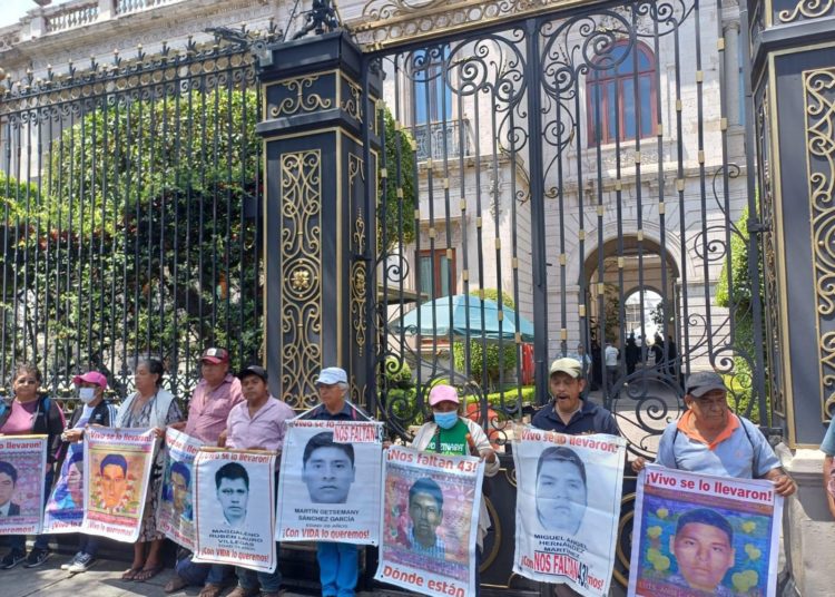 Protestan en Gobernación en el marco de los 10 años de la desaparición de los 43 normalistas de Ayotzinapa