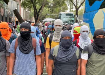 Normalistas de Ayotzinapa lanzan petardos al Senado