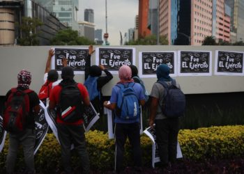 López Obrador “incumplió su promesa” de llegar a la verdad: padres de los 43