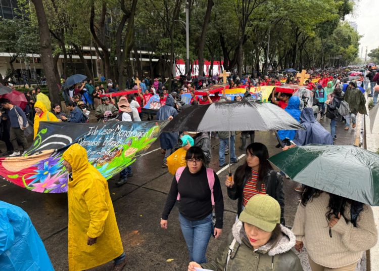 Arranca la marcha en la CDMX por la conmemoración de los 10 años de la desaparición de los 43 normalistas de Ayotzinapa