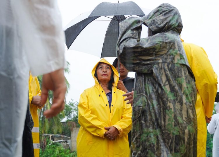 Abelina López dirige rescate de familias afectadas por inundaciones tras el huracán John en Acapulco