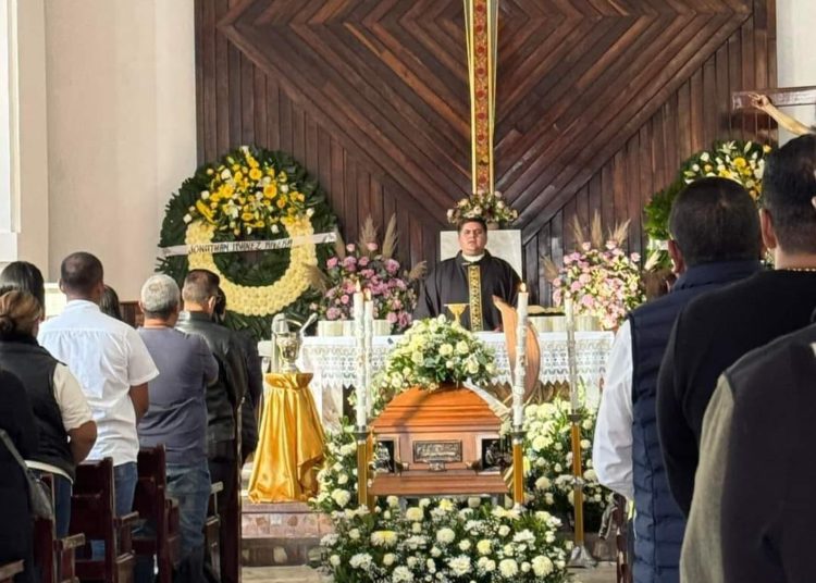 Dan emotiva despedida a Alejandro Arcos, alcalde de Chilpancingo asesinado