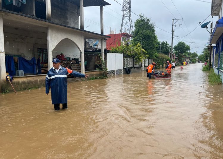 Brindan apoyo a habitantes en San Juan Bautista Tuxtepec por inundaciones