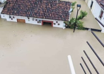 Fuertes lluvias desbordan los ríos Oxolotán y Amatán en Tabasco y afectan comunidades en Tacotalpa