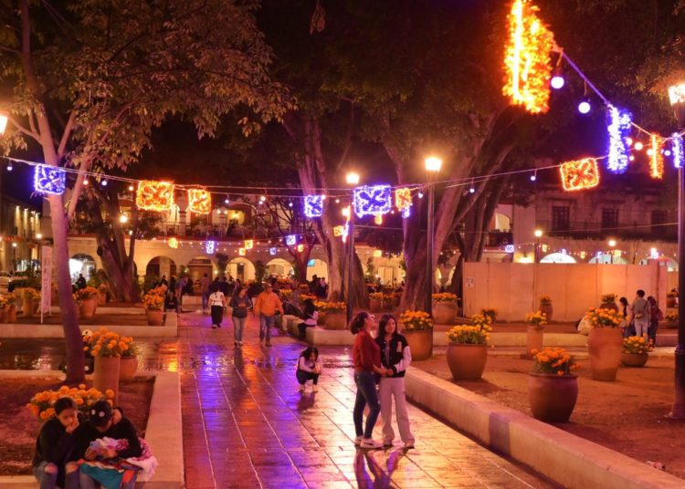 Con luminarias embellecen primer cuadro de la ciudad de Oaxaca previo a temporada de Muertos