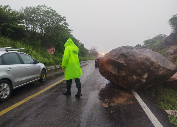 Reportan derrumbes en la Carretera Federal 190; se recomienda manejar con precaución