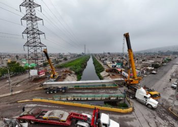 Avanza 65% la construcción de puente peatonal Nezahualcóyotl-Chimalhuacán: Sedui