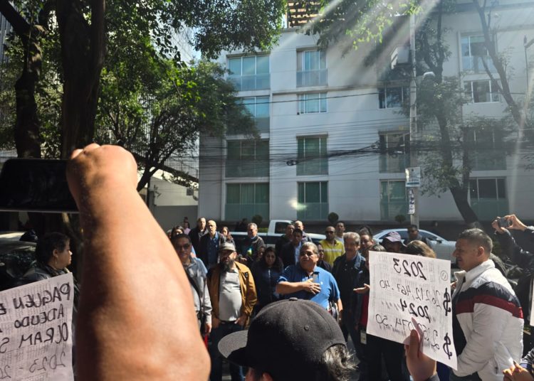 Trabajadores de limpieza bloquean acceso al INAH; exigen pagos atrasados