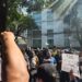 Trabajadores de limpieza bloquean acceso al INAH; exigen pagos atrasados