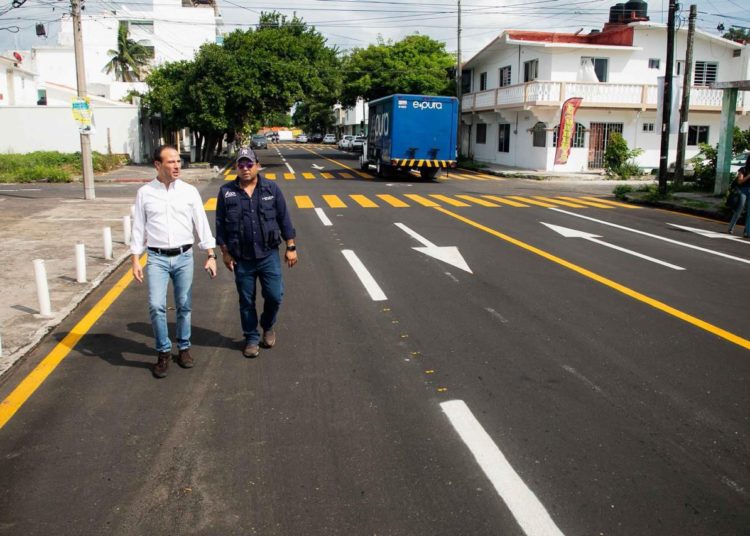 Supervisa Unánue trabajos de pavimentación en La Petrolera de Boca del Río