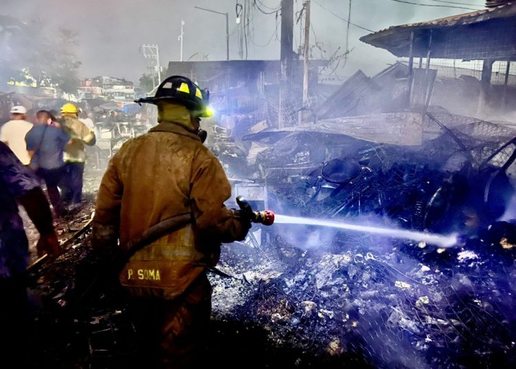 Incendio consume locales del mercado central de Acapulco, Guerrero