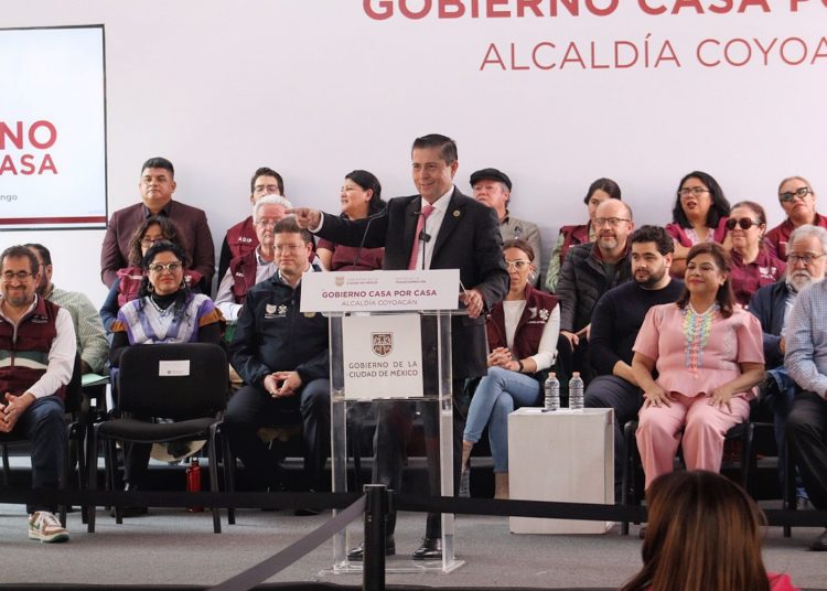 Alcalde de Coyoacán y Jefa de Gobierno visitan Santo Domingo como parte del programa “Gobierno Casa por Casa”