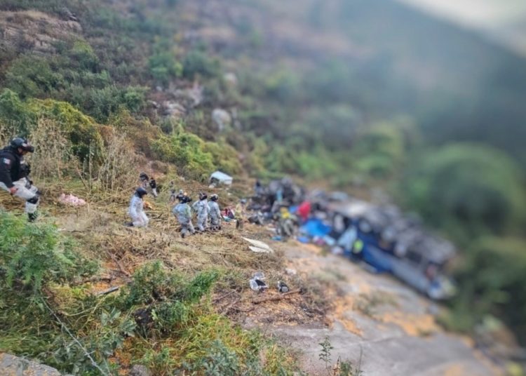 Choque entre tractocamión y autobús deja 24 muertos y 5 heridos en Zacatecas