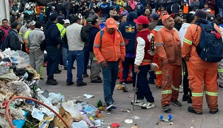 Trabajadores tiran basura en la alcaldía Cuauhtémoc por falta de pago