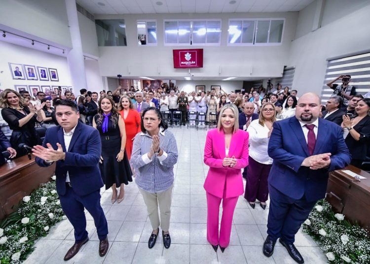 Alcaldesa de Mazatlán preside el protocolo de toma de mando de la Secretaria de Seguridad Pública
