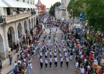 Encabeza Joaquín Díaz Mena en Yucatán el desfile cívico-deportivo con motivo del CXIV Aniversario del inicio de la Revolución Social Mexicana