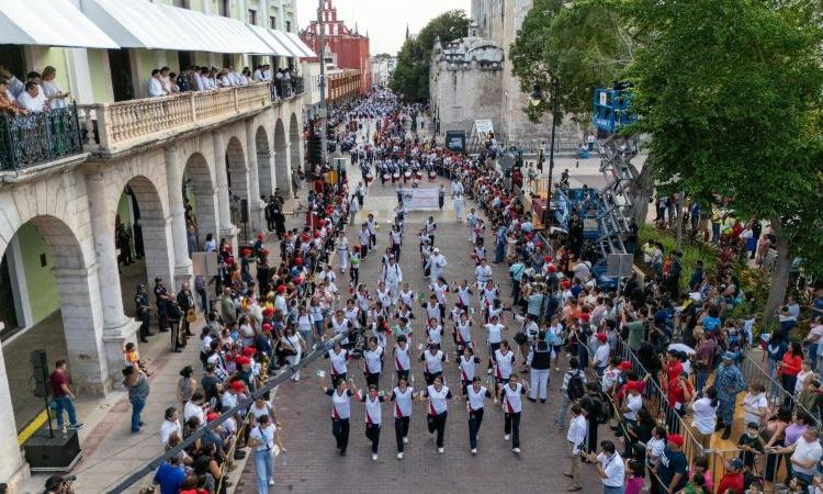 Encabeza Joaquín Díaz Mena en Yucatán el desfile cívico-deportivo con motivo del CXIV Aniversario del inicio de la Revolución Social Mexicana