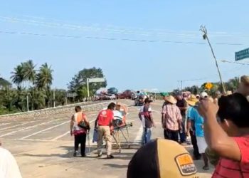 Damnificados en Guerrero bloquean carreteras y exigen apoyo urgente tras el paso del huracán John
