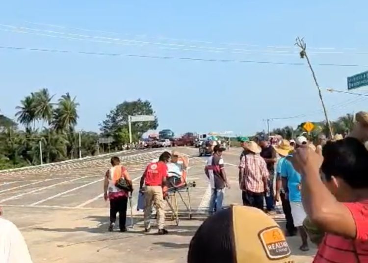 Damnificados en Guerrero bloquean carreteras y exigen apoyo urgente tras el paso del huracán John