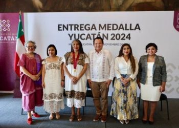 Gobernador Joaquín Díaz Mena entrega máxima distinción cultural a Socorro Loeza Flores