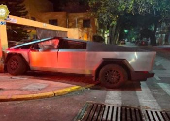 Tesla Cybertruck se impacta contra la fachada de casa en la San Miguel Chapultepec