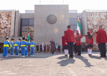 SEGOB encabeza ceremonia de abanderamiento en escuelas de educación básica