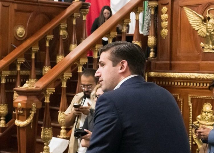 Pedro Haces propone limitar tarifas de estacionamientos en CDMX