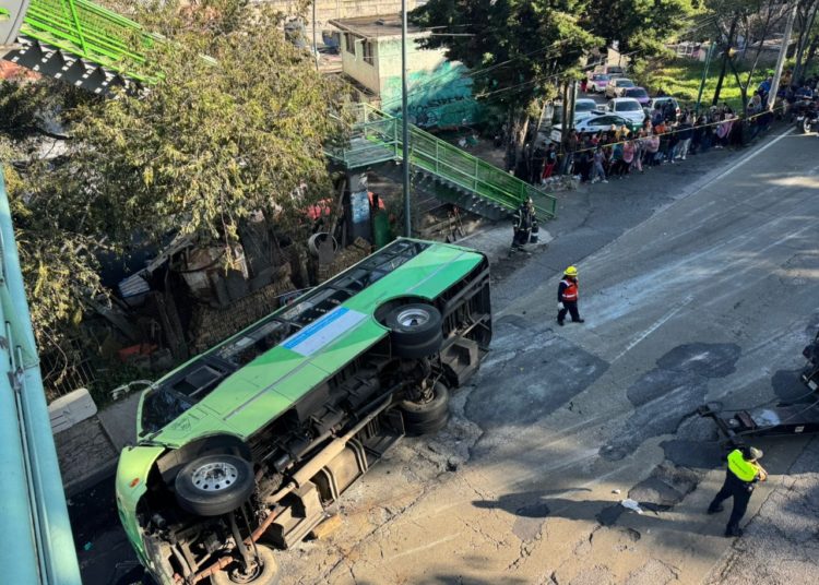 Trasladan a urgencias a 8 lesionados por volcadura de camión de pasajeros en la México-Cuernavaca, alcaldía Tlalpan