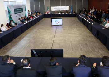 Legisladores, alcaldes y empresarios se reúnen en el senado para impulsar el desarrollo de México
