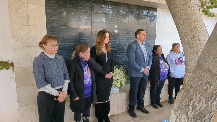 Coloca alcalde Cruz Pérez ofrenda floral en memorial del Campo Algodonero