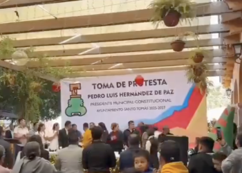 Alcalde electo y su esposa huyen durante toma de protesta en Santo Tomás de los Plátanos