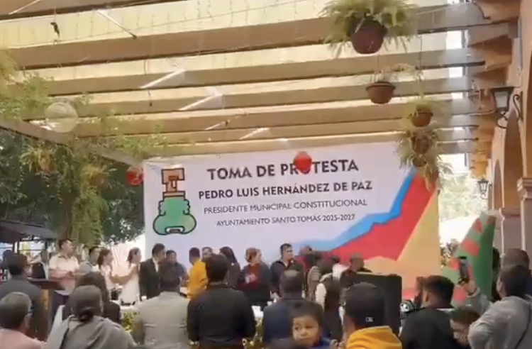 Alcalde electo y su esposa huyen durante toma de protesta en Santo Tomás de los Plátanos