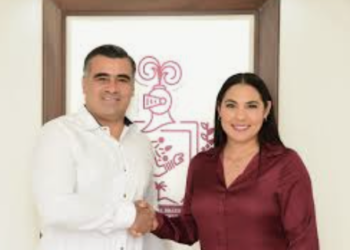 Abuchean a Indira Vizcaíno durante toma de posesión del alcalde de Colima