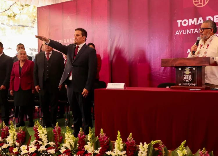 Carlos Rogel rinde protesta como presidente municipal de Zacualpan