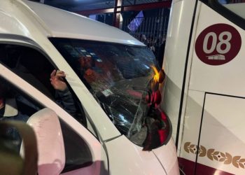 Combi de transporte público invade carril confinado y choca contra Mexibús en Tultitlán