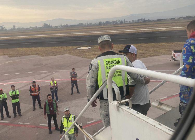 FGR investiga a sujeto que intentó desviar un avión hacia EU