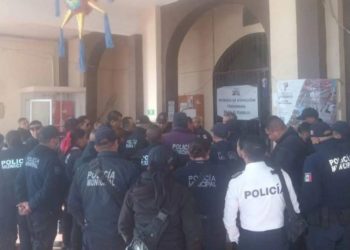 Policías municipales de Apan, Hidalgo, realizan plantón por pago completo de su aguinaldo