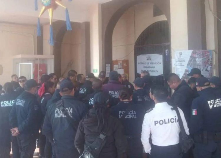 Policías municipales de Apan, Hidalgo, realizan plantón por pago completo de su aguinaldo